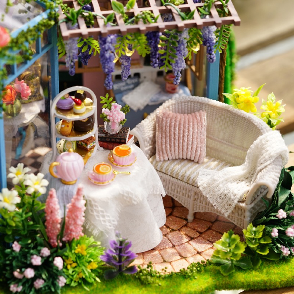 Rose-Blooming Yard DIY Miniature House